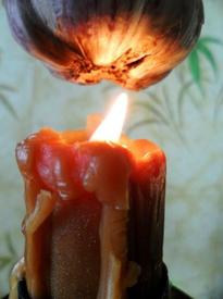 Обработка чеснока в пламени свечи