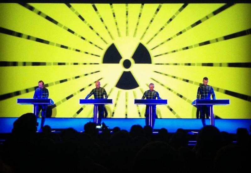 Kraftwerk - Radioactivity концерт. Автобан музыкальная группа. Крафтверк Автобан. Kraftwerk Electric Cafe 1986-пластинка. Песня автобан