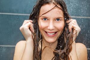 Чем полезен контрастный душ и как им правильно пользоваться?