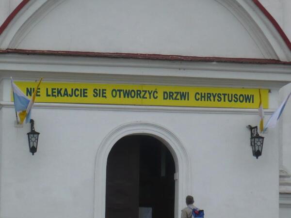 Надпись на польском языке на фасаде костёла города Гродно