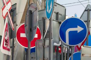 А вот этот дорожный знак здесь ещё действует?