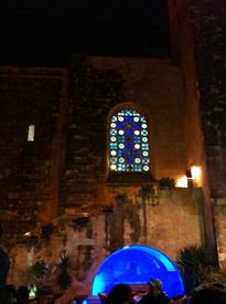 Витражи маскируют конструктивистские круглые окна