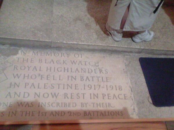 На полу - памятная плита в честь погибших воинов