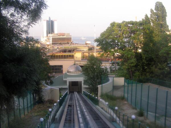 Рельсы, по которым спускается кабина