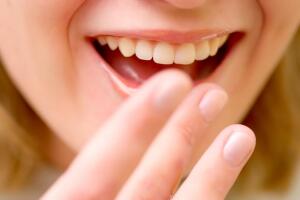 Как приготовить натуральный и недорогой скраб для губ?