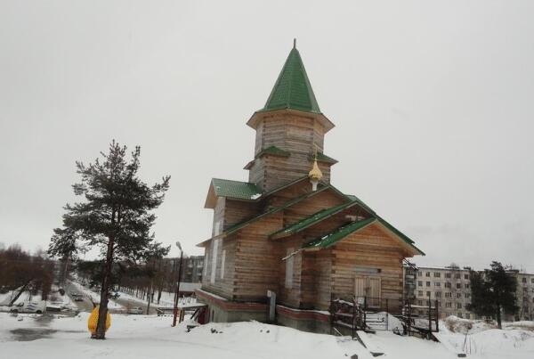 Храм стоит на небольшой возвышенности, от которой вниз, под горку, уходит бульвар Советов