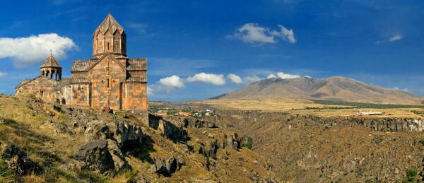 Южная стена монастыря Ованаванк: слева притвор с ротондой, правее храм св.Карапета. Каньон разделяет монастырь и Араилер (гора Ара)