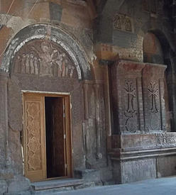 Тимпан дверного проема церкви св.Карапет, барельеф с изображением «мудрых и неразумных дев», между ними фигура Христа, который правой рукой благословляет «мудрых», а левой – порицает «неразумных дев», справа два хачкара