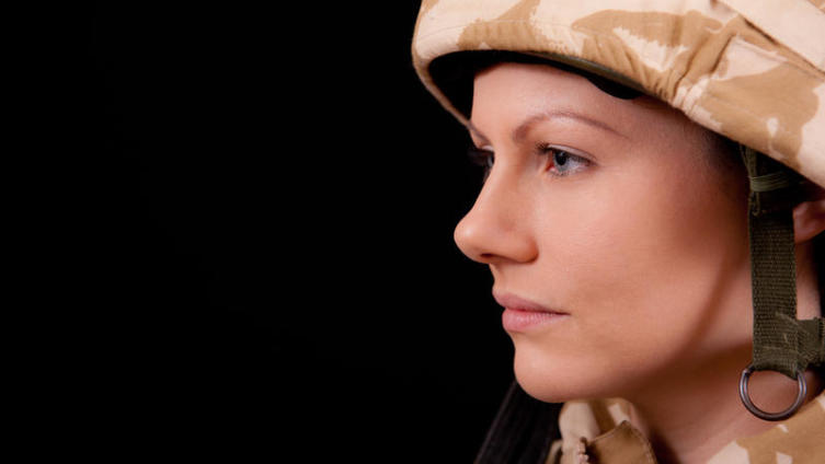 В каких странах женщины обязательно служат в армии?
