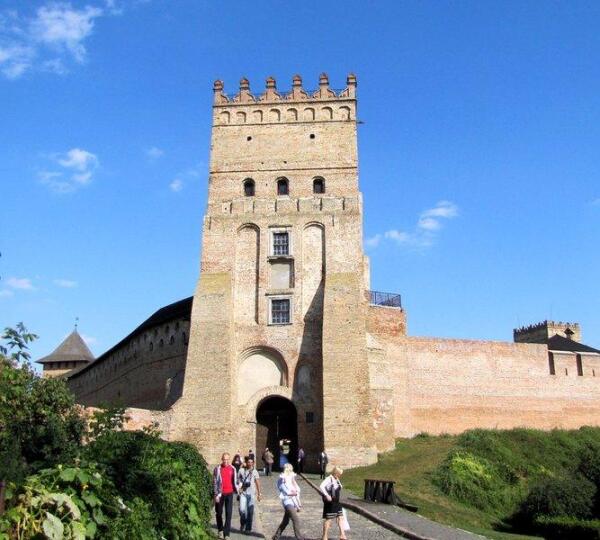 Въездная (Воротная) башня Луцкого замка. Слева видна часть Владычьей башни, справа - Стыровой 