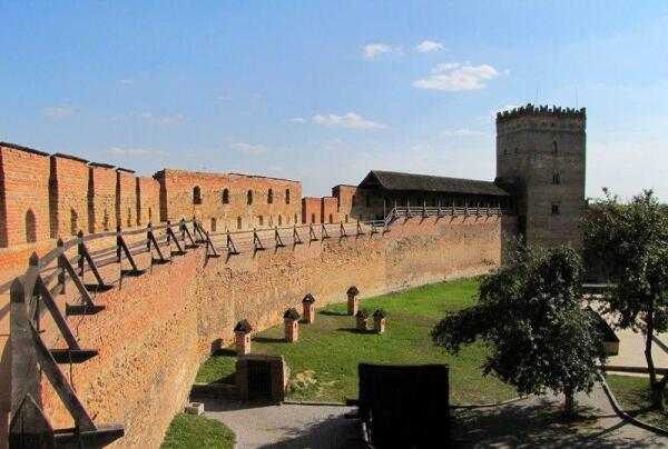 Стыровая башня. Слева к ней примыкает крытая галерея для прохода к бойницам