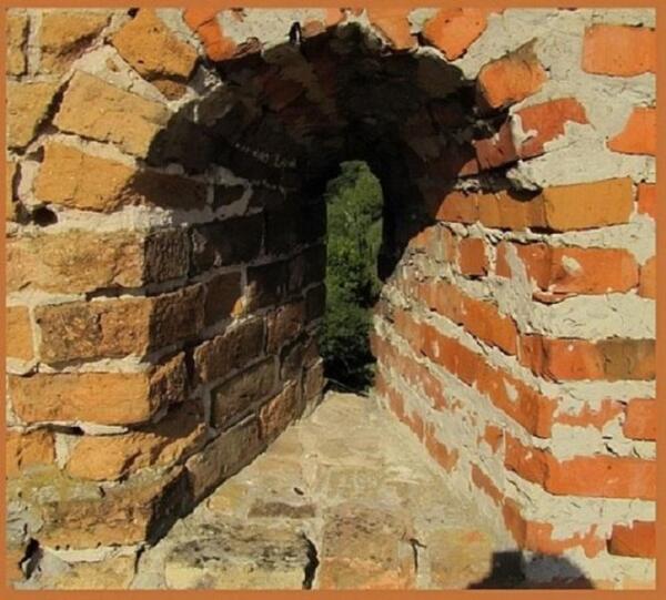 В XV в. проемы кренеляжа были замурованы и заменены на двойной или тройной ряд бойниц