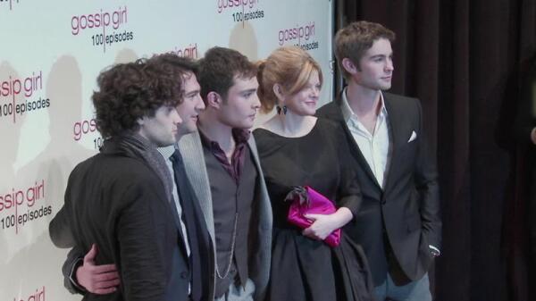 Продюсер Стефани Савадж и парни из сериала 