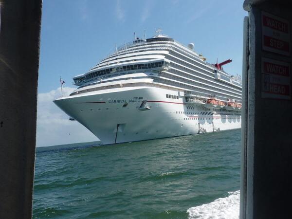 Лайнер «Carnival Magic» на рейде Белиза