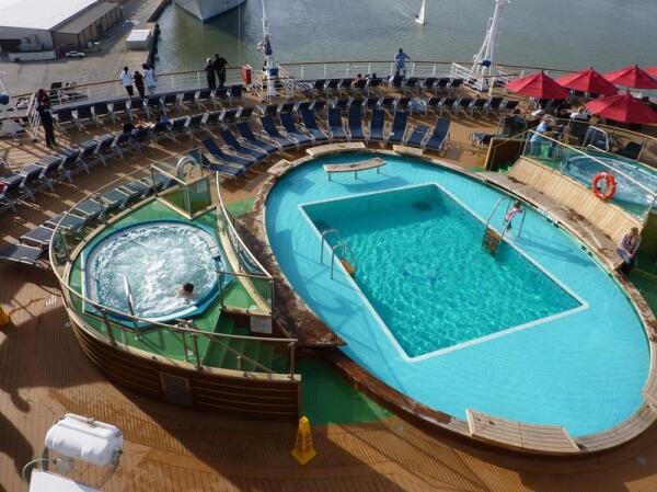 Бассейн  и джакузи на корме 10-й палубы