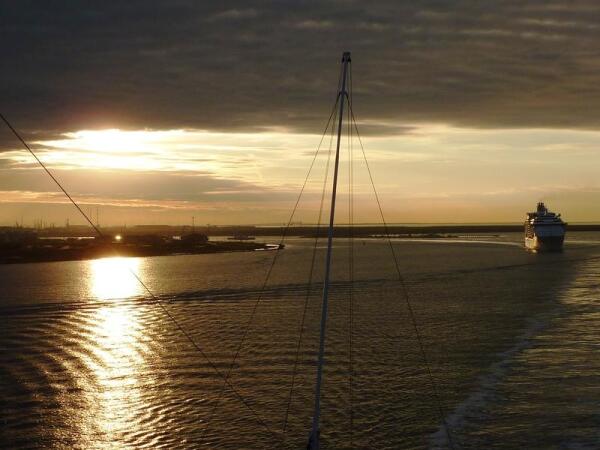 В Мексиканском заливе, закат, за нами - лайнер «Royal Caribbean».  