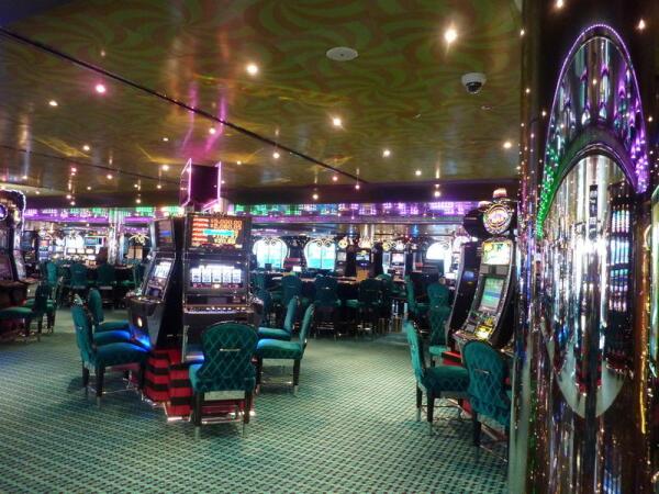 Казино утром - пусто, но сверкает