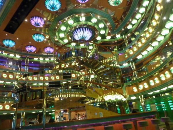 Сверкающее лобби 3-го этажа  и стеклянные лифты