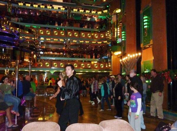 Танцы в лобби 3-й  палубы