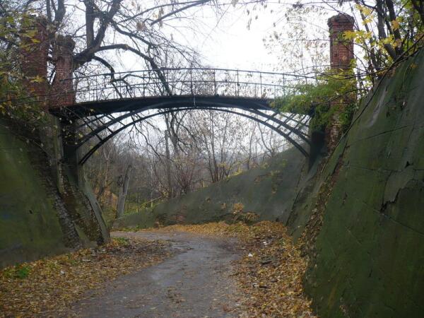 Старинный пешеходный мостик в Рамони