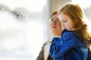 Дедушки-бабушки и детишки. Разъединять или объединять?