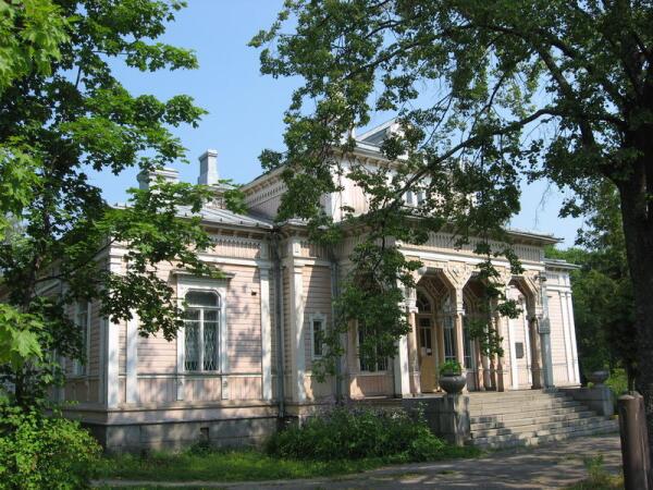 К парадному четырех колонному портику ведет многоступенчатая гранитная лестница