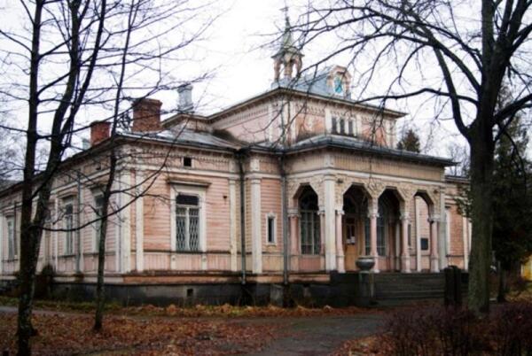 Над портиком - большое, трех проемное мезонинное окно...