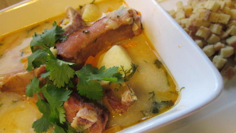 Суп гороховый с копчеными ребрышками и плавленым сыром