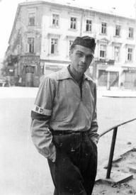 Евгениуш Локайский (Eugeniusz Lokajski, 1909—1944) на углу улиц Брацкой (Bracka) и Хмельной (Chmielna). Варшава. Северное Срудместье. Сентябрь, 1944