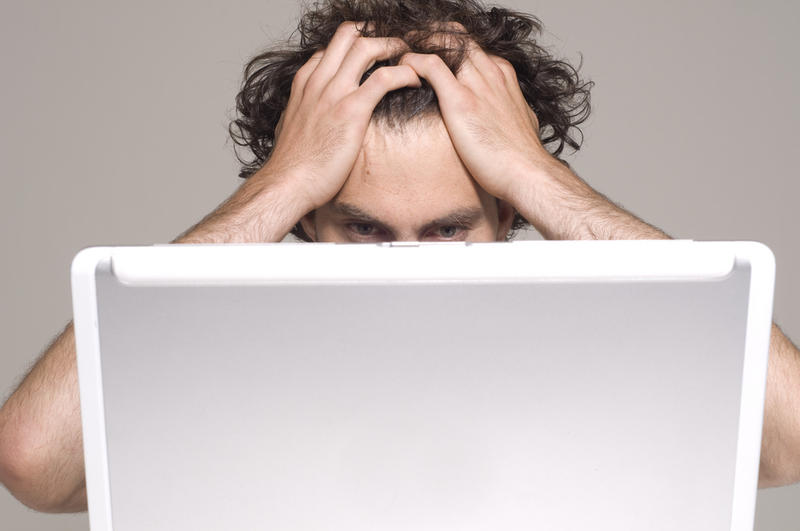 удивление компьютер. оскорбление в интернете. человек боящийся интернета. агрессия в интернете. человек боящийся интернета.