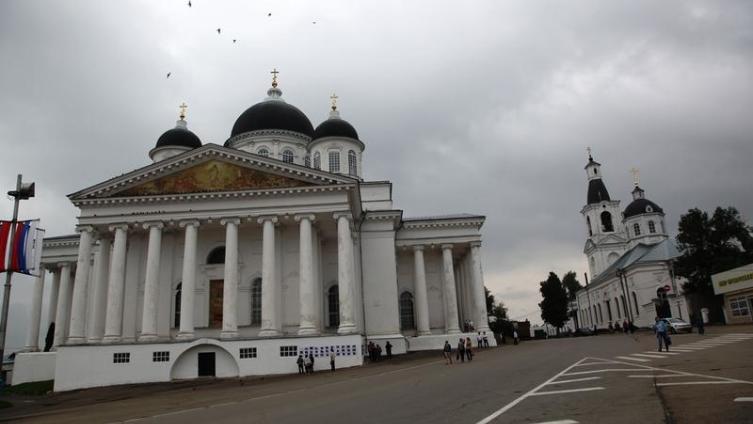 Непривычно видеть такой пустынной Соборную площадь...