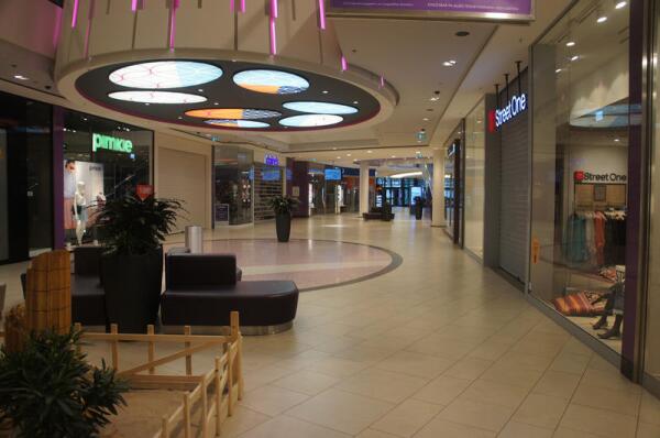 Пустой супермаркет в праздничный день