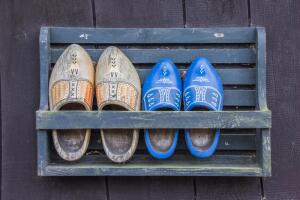 Какая обувь самая неудобная? Деревянная!