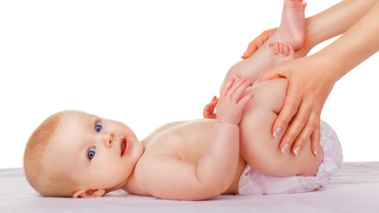Перед началом выполнения массажа нанесите детский крем на свои руки