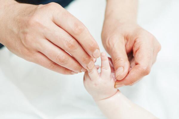 Зная основные принципы массажа, мама может регулярно заниматься с малышом в течение дня