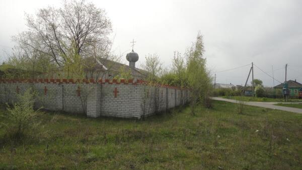 До освящения новой церкви богослужения проводились в здании бывшего магазина