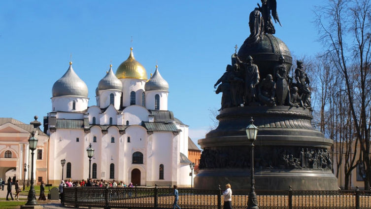 Софийский собор и памятник «Тысячелетие России»