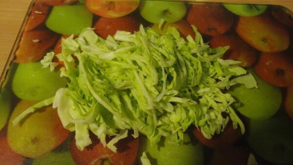 Тонко шинкуем пару капустных листьев