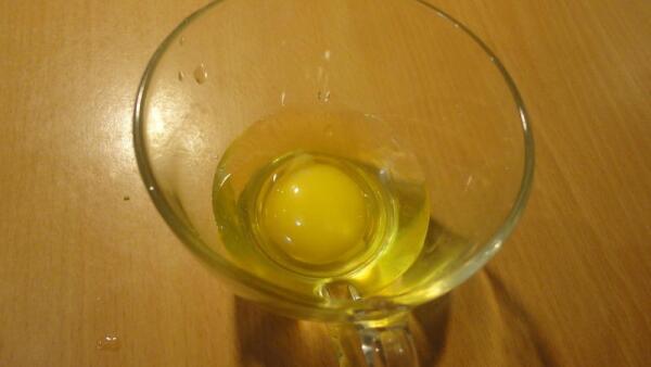 Аккуратно разбиваем яичко и вливаем его в небольшую чашку 