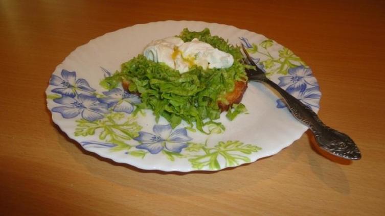 Здесь в качестве гарнира - шинкованные листья салата. Хлеб - целым кусочком