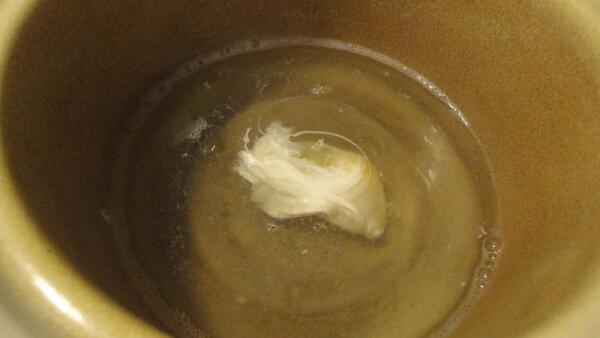 Ждем от полутора до трех минут, после чего шумовкой вынимаем яйцо пашот из кастрюли