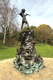 Памятник питеру Пэну в Кенсингтонском парке.