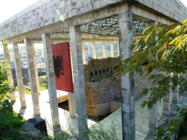 Под крышей, установленной на десятках колонн, находится старинная гробница