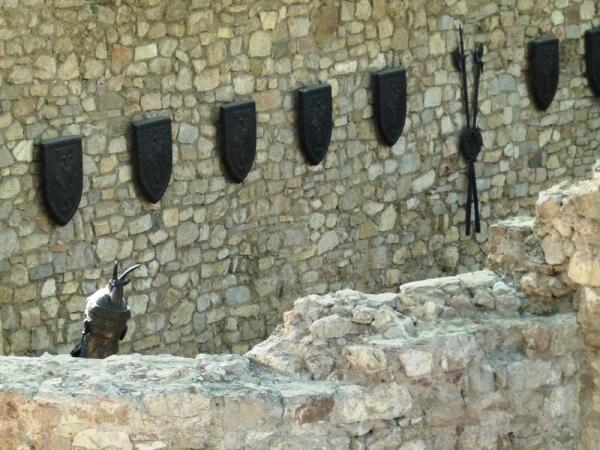 Щиты городов и шлем Скандербега на стене гробницы