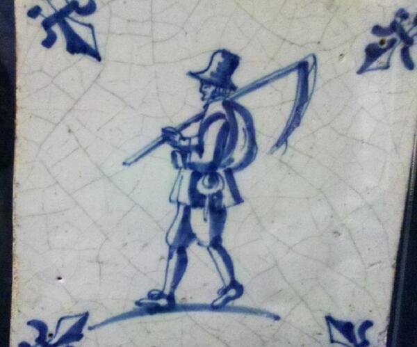 Косарь Изразец из Дельфта, XVII век, подглазурная роспись, фото автора с выставки «Дельфтский фарфор» в Музее искусств Тель-Авива, 2014 год.