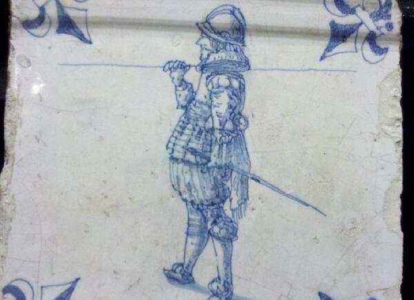 Солдат с пикой Изразец из Дельфта, XVII век, подглазурная роспись, фото автора с выставки «Дельфтский фарфор» в Музее искусств Тель-Авива, 2014 год.