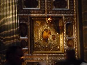 4 ноября, в день почитания Казанской иконы Божией Матери, в Казанском соборе Москвы проходит праздничное богослужение.