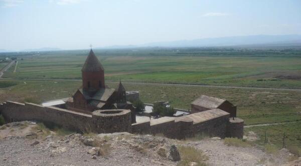 Монастырь Хор Вирап: вид сверху, справа в углу базилика св. Григория