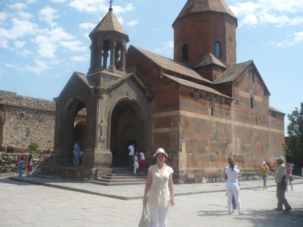 Церковь св. Богоматери (Аствацацин) со звонницей (XVII век)