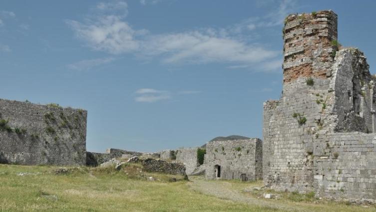 Прав был старик, стоят стены крепости